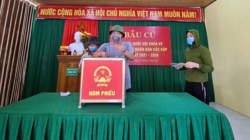 Cử tri bỏ phiếu bầu đại biểu Quốc hội và đại biểu HĐND các cấp tại Quảng Bình.