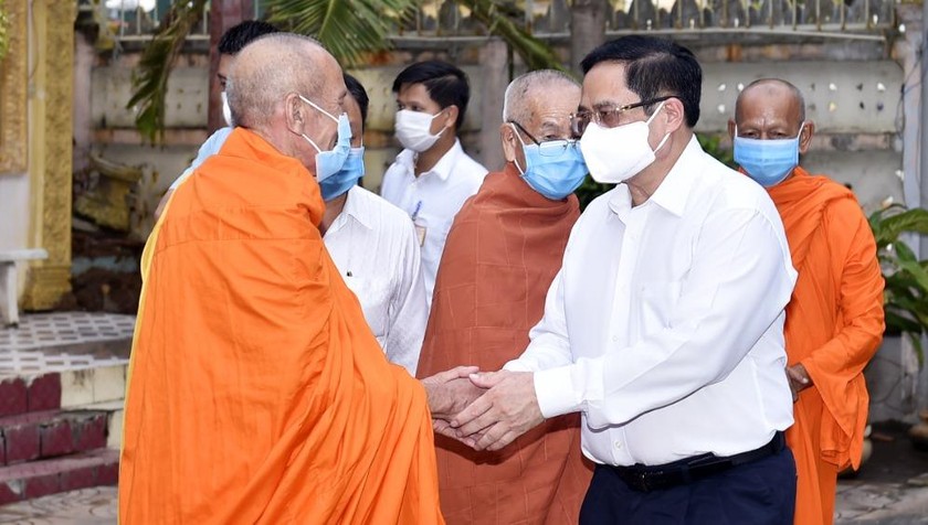Thủ tướng đến thăm chúc mừng Đại lễ Phật đản Ban trị sự Giáo hội phật giáo Việt Nam TP. Cần Thơ. Ảnh: VGP/Nhật Bắc