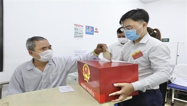 Hòm phiếu lưu động được chuyển đến phòng bệnh tại Bệnh viện Bạch Mai. Ảnh: Minh Quyết/TTXVN