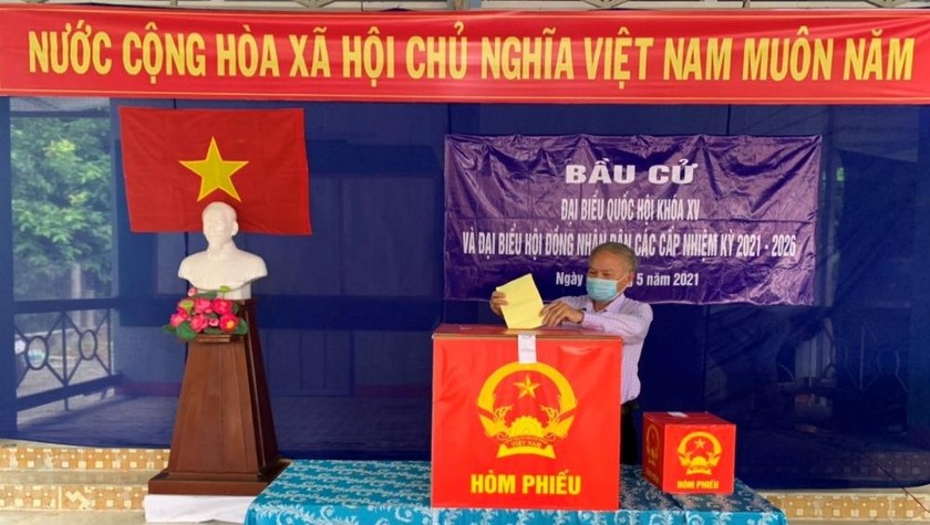 Ông Ngô Văn Bảo, Phó Bí thư Huyện ủy, Chủ tịch UBND bỏ lá phiếu bầu cử đầu tiên tại khu vực bỏ phiếu số 4 hội trường Tân Hải.