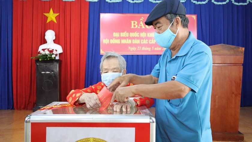 Cử tri Đoàn Thị Qúy, một trong những cử tri lớn tuổi nhất tỉnh Bình Phước (105 tuổi) thực hiện quyền công dân. Ảnh: VGP/Tuấn Dũng