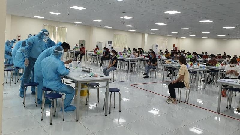 Lực lượng y tế lấy mẫu xét nghiệm COVID-19 cho công nhân tại KCN Vân Trung (Bắc Giang)
