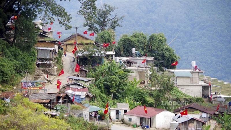 Rợp sắc cờ hoa tung bay trên khắp các mái nhà tại bản làng vùng cao, biên giới tỉnh Lai Châu trong ngày bầu cử 23/5/2021. Ảnh: Đức Duẩn/Lao động