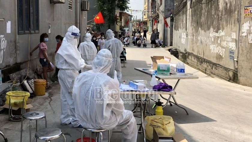 Lực lượng y tế lấy mẫu xét nghiệm nhanh tại thôn Trung Đồng. Ảnh: báo Bắc Giang