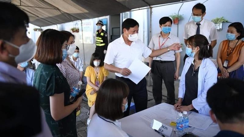 Thứ trưởng Đỗ Xuân Tuyên kiểm tra khâu chuẩn bị tiêm chủng cho công nhân tại khu công nghiệp ở Bắc Ninh. Ảnh: Tuấn Dũng