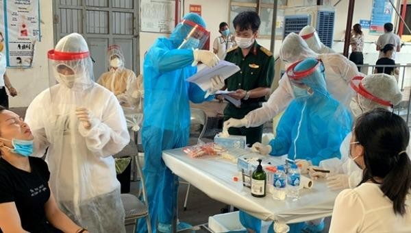 Các bác sĩ Quân Y tiến hành lấy mẫu cho công nhân tại Công ty Cổ Phần May Xuất Khẩu Hà Phong (Bắc Giang) - Ảnh: Báo Quân đội nhân dân