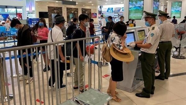 Hành khách làm thủ tục an ninh khi đi máy bay. Ảnh: CTV/Vietnam+