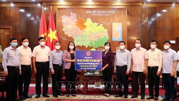 Phó Chủ tịch nước Võ Thị Ánh Xuân trao số tiền 3,5 tỷ đồng cho tỉnh Bắc Ninh phòng, chống dịch COVID-19. Ảnh: TTXVN