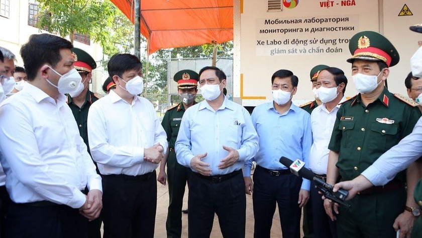 Thủ tướng Phạm Minh Chính thăm Trung đoàn 831 (Bộ CHQS tỉnh) - nơi Trung tâm nhiệt đới Việt - Nga lắp đặt cabin xét nghiệm nhanh.