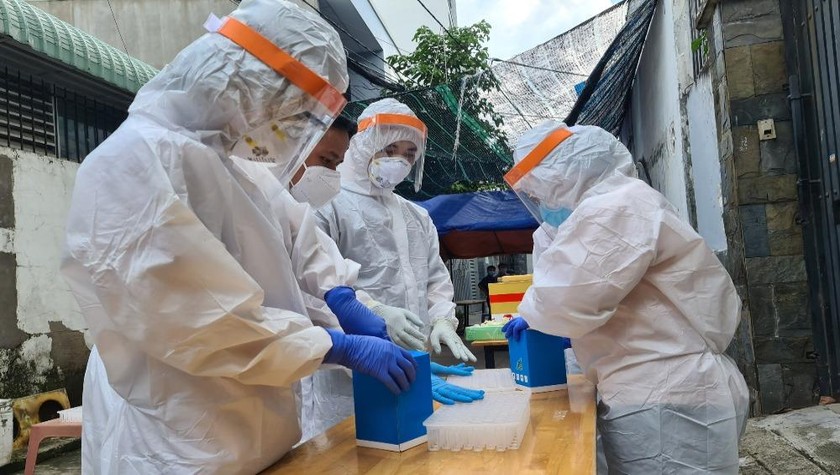Tổ chức lấy mẫu xét nghiệm ở các địa điểm liên quan đến ca nhiễm mới tại quận Gò Vấp Ảnh: Đình Lễ/HCDC