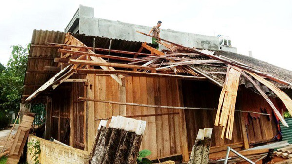 Nhà dân ở huyện Văn Bàn bị hư hại do dông lốc rạng sáng 2/6. Ảnh: Quốc Hồng 