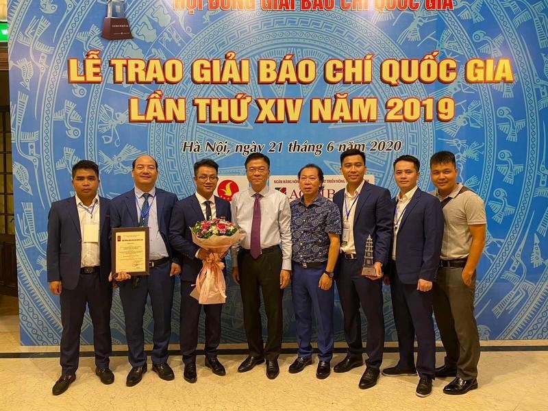 Bộ trưởng Bộ Tư pháp Lê Thành Long chúc mừng nhóm tác giả của báo Pháp luật Việt Nam đạt Giải B, Giải báo chí Quốc gia năm 2019