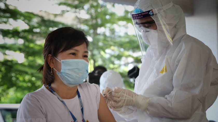 Tiêm vaccine phòng COVID-19 cho công nhân trong các khu công nghiệp ở Bắc Ninh, Bắc Giang. Ảnh: TTXVN