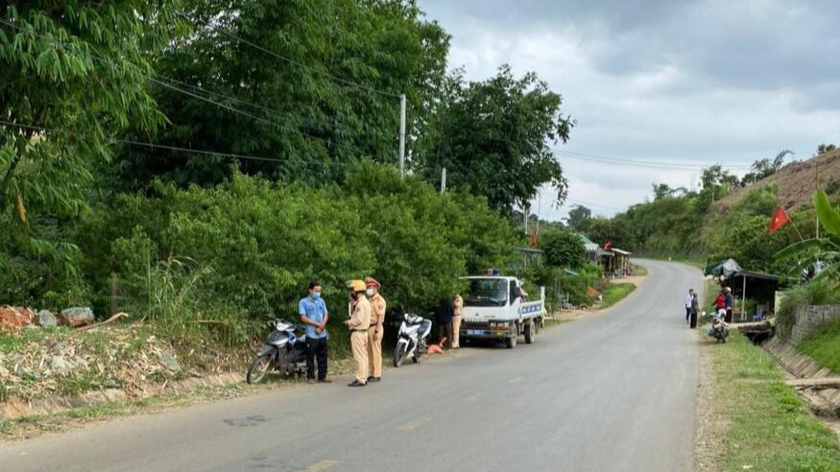 Lực lượng Cảnh sát giao thông huyện Mai Sơn làmnhiệm vụ tuần tra, kiểm soát người và phương tiện tham gia giao thông.