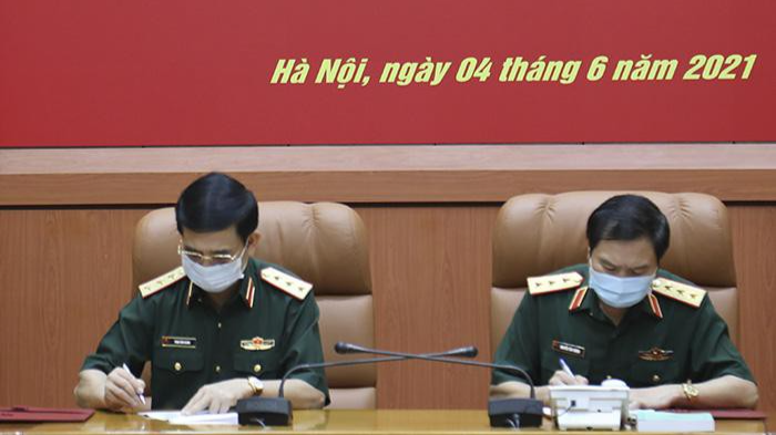 Thượng tướng Phan Văn Giang và Thượng tướng Nguyễn Tân Cương ký biên bảo bàn giao nhiệm vụ Tổng Tham mưu trưởng. Ảnh: VGP