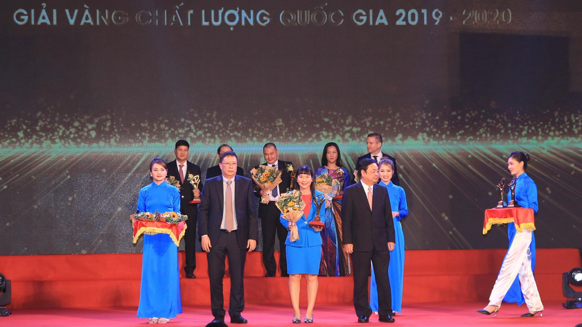 Đại diện Công ty Cổ phần Nước giải khát Yến sào Khánh Hòa nhận Giải Vàng Giải thưởng Chất lượng quốc gia.