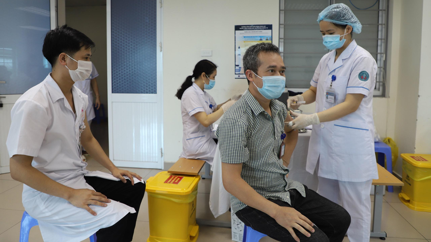 Triển khai tiêm vắc xin COVID-19 cho cán bộ y tế tại điểm tiêm ở BVĐK tỉnh Bắc Ninh. Ảnh: moh.gov.vn