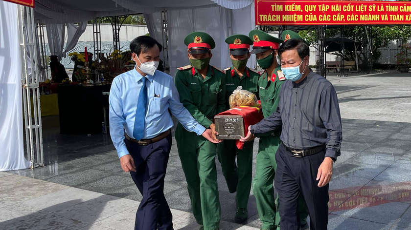 Lãnh đạo tỉnh Quảng Trị tiễn đưa hài cốt các liệt sĩ về nơi an nghỉ cuối cùng. Ảnh: VGP/Minh Trang