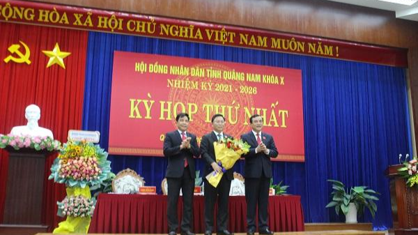Ông Phan Việt Cường (giữa) tái đắc cử Chủ tịch HĐND tỉnh Quảng Nam khóa X.