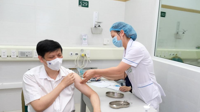 GS.TS Nguyễn Thanh Long- Bộ trưởng Bô Y tế tiêm chủng vaccine phong COVID-19 sáng 6/5/2021 Ảnh:Trần Minh/moh.gov.vn