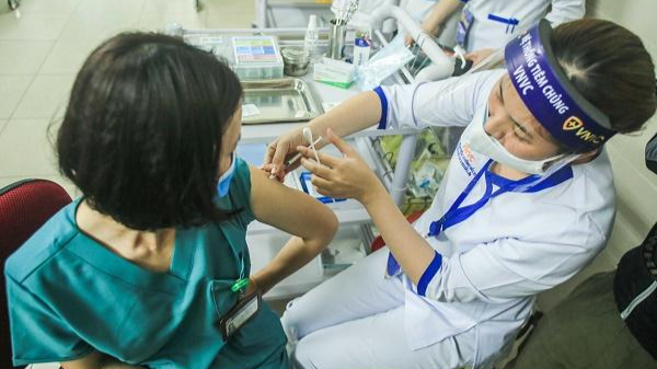 Những y, bác sĩ đầu tiên của BV Thanh Nhàn (Hà Nội) được tiêm vaccine phòng COVID-19. Ảnh: VGP/Thiện Tâm.