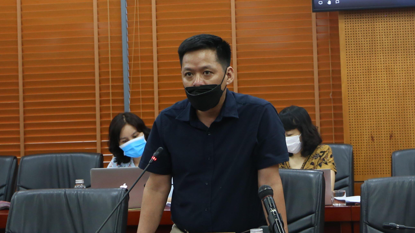 Ông Nguyễn Tư Long thông tin với báo chí tại buổi họp báo.