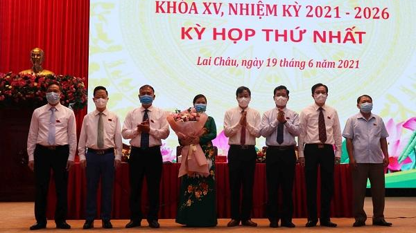 Ông Lê Văn Lương - Phó Bí thư Thường trực Tỉnh ủy chúc mừng các nhân sự trúng cử vào các chức danh lãnh đạo HĐND tỉnh, các ban HĐND tỉnh khóa XV.