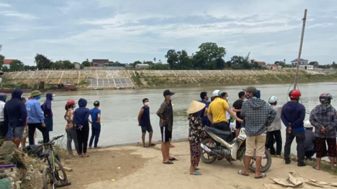 Các lực lượng vẫn đang nỗ lực tìm kiếm chị N.T.H trên sông Lam (đoạn qua xã Đặng Sơn).