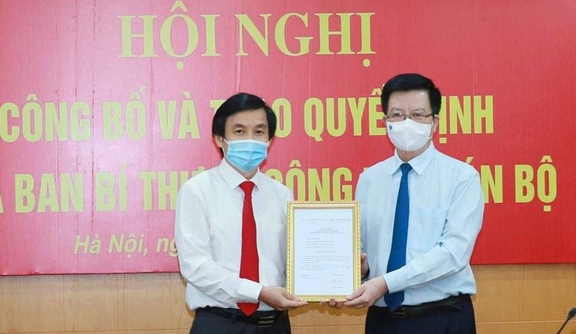 Ông Mai Văn Chính trao quyết định cho ông Nguyễn Quang Trường (bên trái).