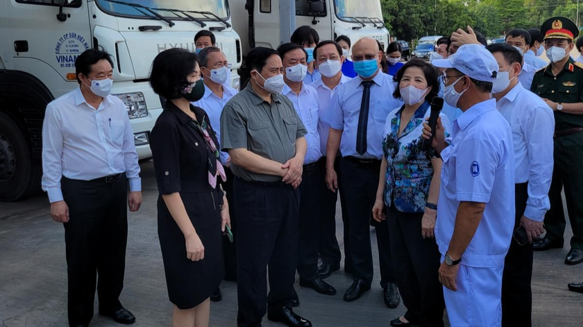 Thủ tướng tới thăm Nhà máy sữa Vinamilk tại khu công nghiệp Mỹ Phước, huyện Bến Cát, Bình Dương.