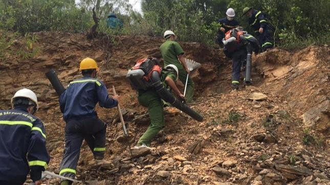 Lực lượng tham gia chữa cháy tại xã Nghi Yên, huyện Nghi Lộc