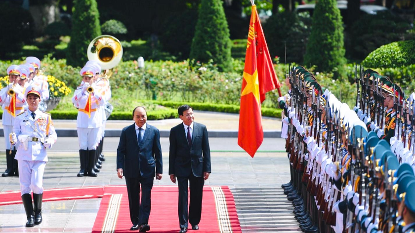 Chủ tịch nước Nguyễn Xuân Phúc và Tổng Bí thư, Chủ tịch nước Lào duyệt Đội Danh dự Quân đội nhân dân Việt Nam. Ảnh: VGP/Nhật Bắc