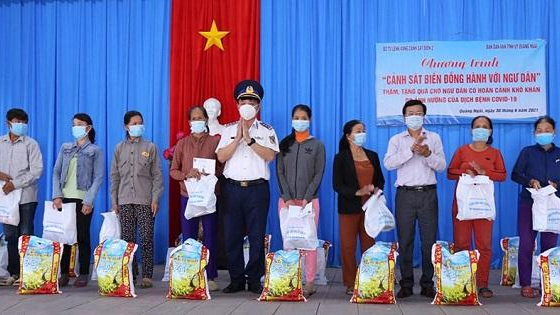Bộ tư lệnh Vùng Cảnh sát biển 2 tặng quà cho ngư dân xã Bình Thạnh.
