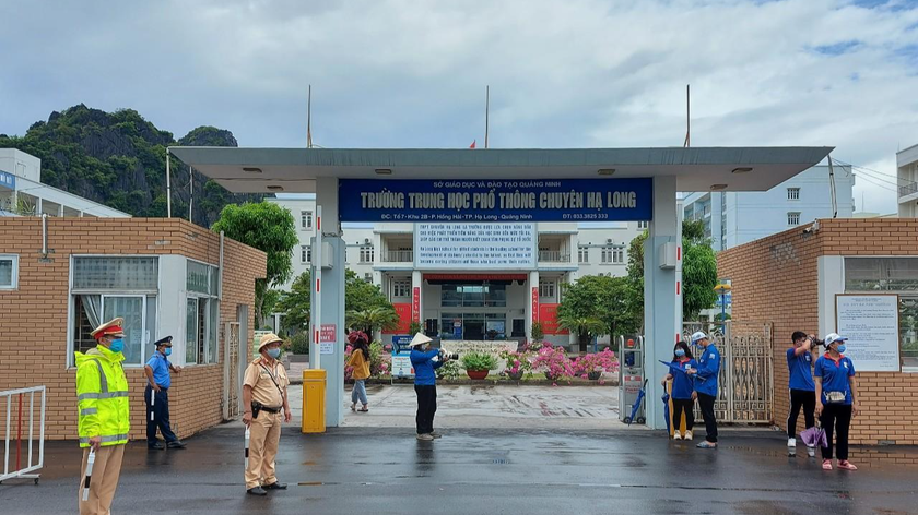 Lực lượng chức năng đảm bảo công tác an ninh trật tự tại điểm thi THPT Chuyên Hạ Long.