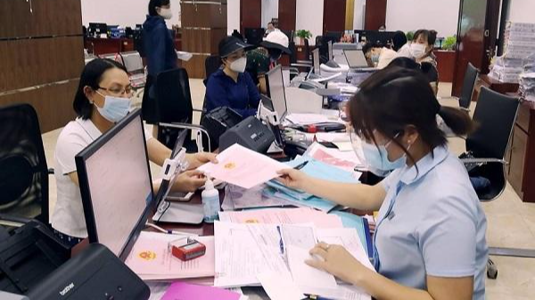 Người dân thực hiện thanh toán nghĩa vụ tài chính trực tuyến tại Trung tâm Phục vụ hành chính công tỉnh Lào Cai