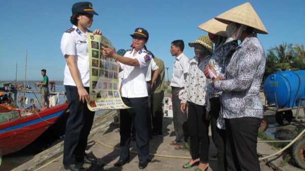 Nữ cảnh sát biển Việt Nam tích cực tham gia tuyên truyền phổ biến giáo dục pháp luật cho bà con ngư dân. Ảnh: canhsatbien.vn