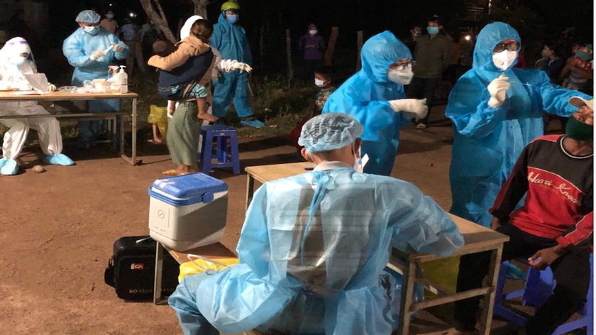 Lấy mẫu xét nghiệm trong đêm tại làng Kte và Trạm y tế xã H'Bông (Chư Sê, Gia Lai) 