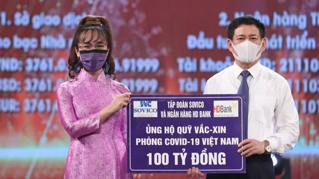 Bà Nguyễn Thị Phương Thảo - đại diện Tập đoàn Sovico và HDBank trao ủng hộ quỹ vaccine. Ảnh: Vietnam+