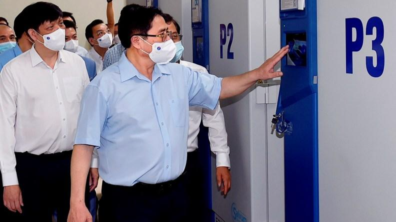 Thủ tướng Phạm Minh Chính thăm khu vực kho lạnh của Viện Vệ sinh dịch tễ Trung ương hiện đang bảo quản vaccine Sputnik-V của Nga. Ảnh: VGP