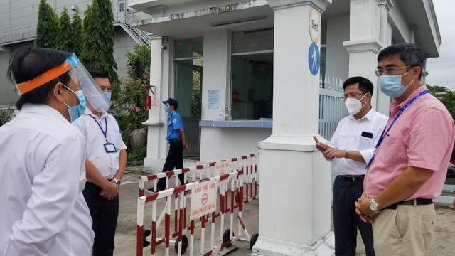 Tổ công tác thực hiện cách ly xử lý môi trường y tế của Bộ Y tế kiểm tra công tác chống dịch tại KCX Tân Thuận. Ảnh: Hoài Thương/giadinh.net