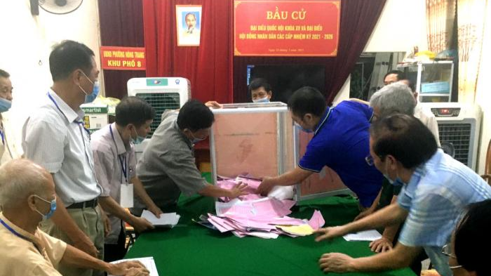 Đúng 19 giờ ngày 23/5, các thành viên Tổ bầu cử số 12, khu 8, phường Nông Trang, thành phố Việt Trì (Phú Thọ) bắt đầu mở niêm phong hòm phiếu. Ảnh: phutho.gov.vn