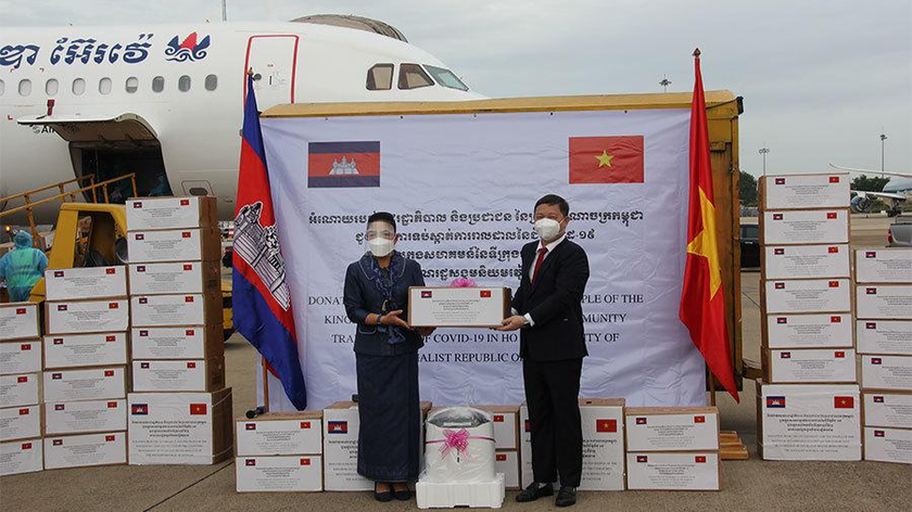 Lễ tiếp nhận thiết bị vật tư y tế chống COVID-19 Campuchia tặng TP HCM. Ảnh: VNN