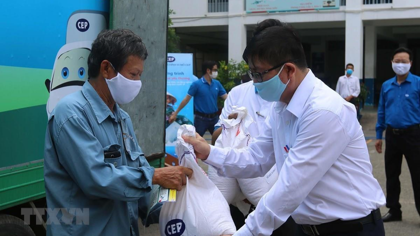 Hỗ trợ người lao động bị ảnh hưởng bởi dịch COVID-19 tại TP HCM.Ảnh: Thanh Vũ/TTXVN