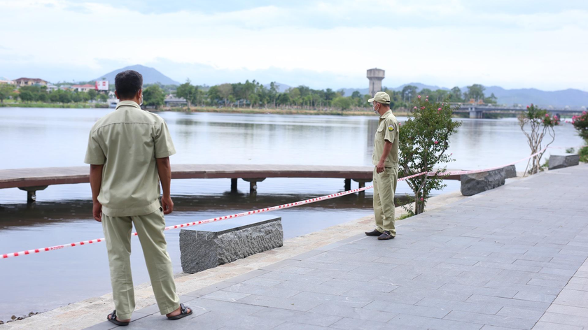 Để đảm bảo công tác phòng chống dịch COVID-19, TP Huế đã yêu cầu người dân dừng tắm tại khu vực sông Hương