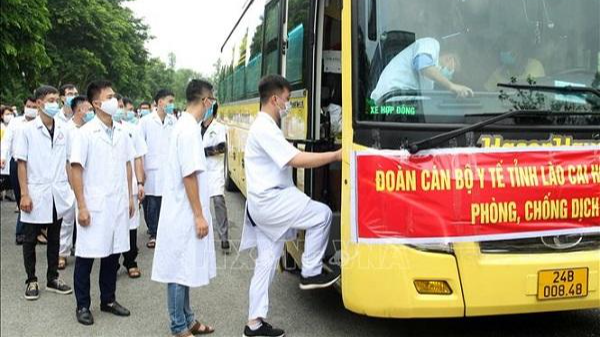 Lào Cai cử 50 cán bộ y tế hỗ trợ Bình Dương chống dịch