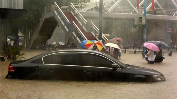 Đường phố bị nhấn chìm trong nước lũ do mưa lớn kéo dài ở Trịnh Châu, thủ phủ tỉnh Hà Nam, Trung Quốc ngày 20/7/2021. Ảnh: THX/TTXVN