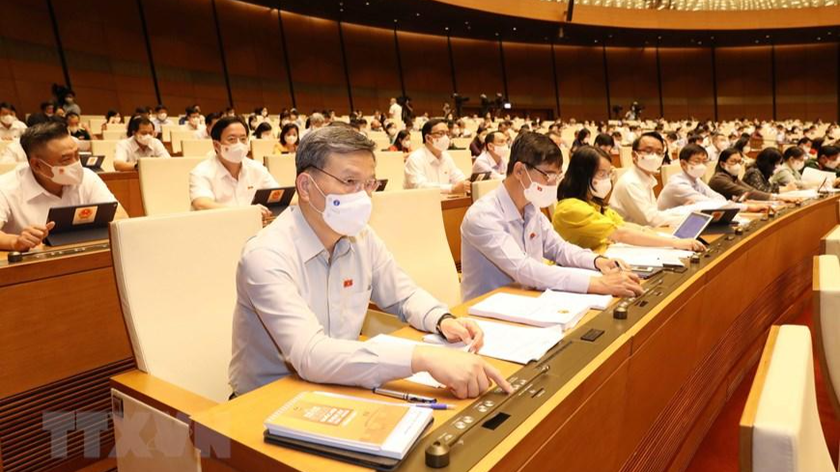 Đại biểu biểu quyết thông qua Nghị quyết về cơ cấu tổ chức của Chính phủ nhiệm kỳ 2021-2026 bằng hệ thống biểu quyết điện tử.