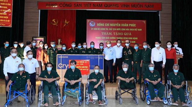 Chủ tịch nước Nguyễn Xuân Phúc thăm Trung tâm nuôi dưỡng thương bệnh binh nặng và điều dưỡng người có công tỉnh Hà Nam. Ảnh: Thống Nhất/TTXVN