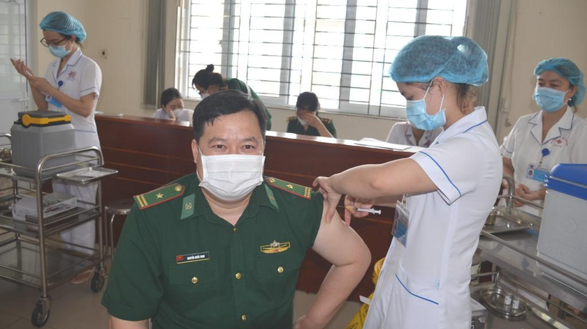 Tiêm vaccine phòng COVID-19 cho cán bộ, chiến sĩ Bộ đội Biên phòng tại Bệnh viện Đa khoa tỉnh Quảng Ninh.