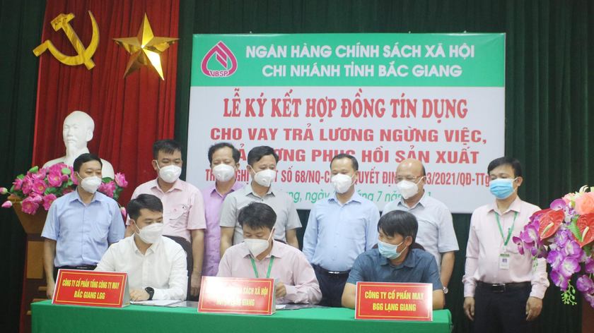 Ngân hàng Chính sách xã hội chi nhánh tỉnh Bắc Giang ký kết hợp đồng tín dụng cho DN vay trả lương ngừng việc, phục hồi sản xuất theo Nghị quyết số 68.